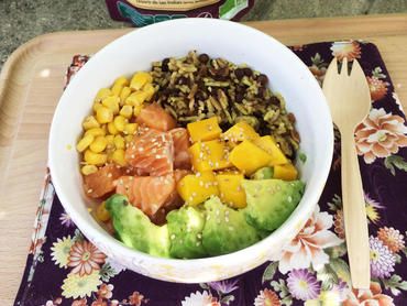 Poke bowl saumon mariné au miso blanc et légumes