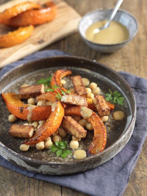 Salade hivernale : potimarron rôti, pois chiches et tofu grillé